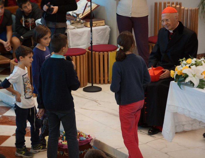 Arcivescovo Angelo Bagnasco - incontro zonale famiglie Levante - i bimbi presentano i simboli della giornata